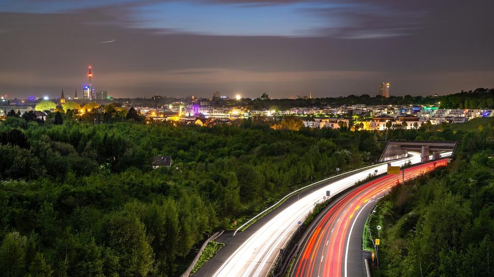 B256 in Dortmund bei Nacht