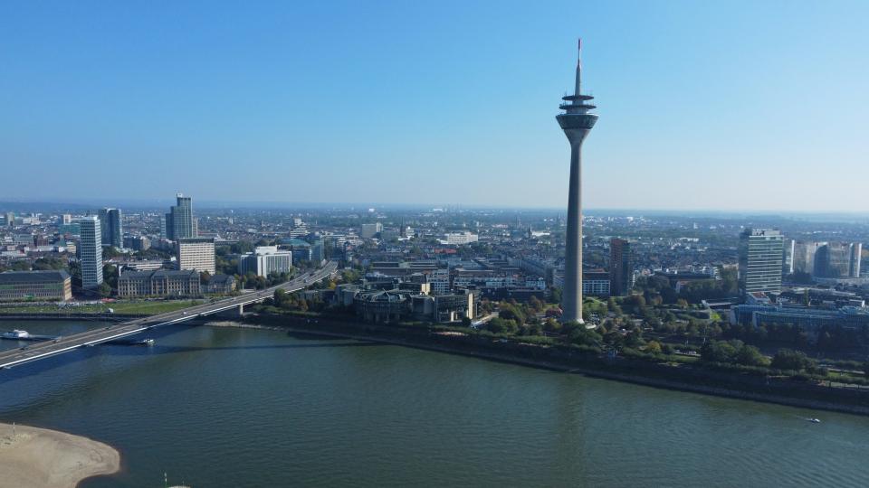 Regierungsviertel und Rheinkniebrücke in Düsseldorf