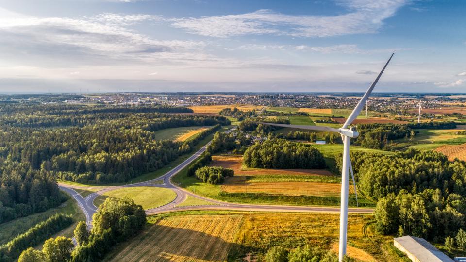 Landschaft mit Windkraftanlage
