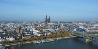 Blick auf den Kölner Dom vom Kennedyufer