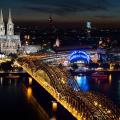 Kölner Dom und Hauptbahnhof bei Nacht